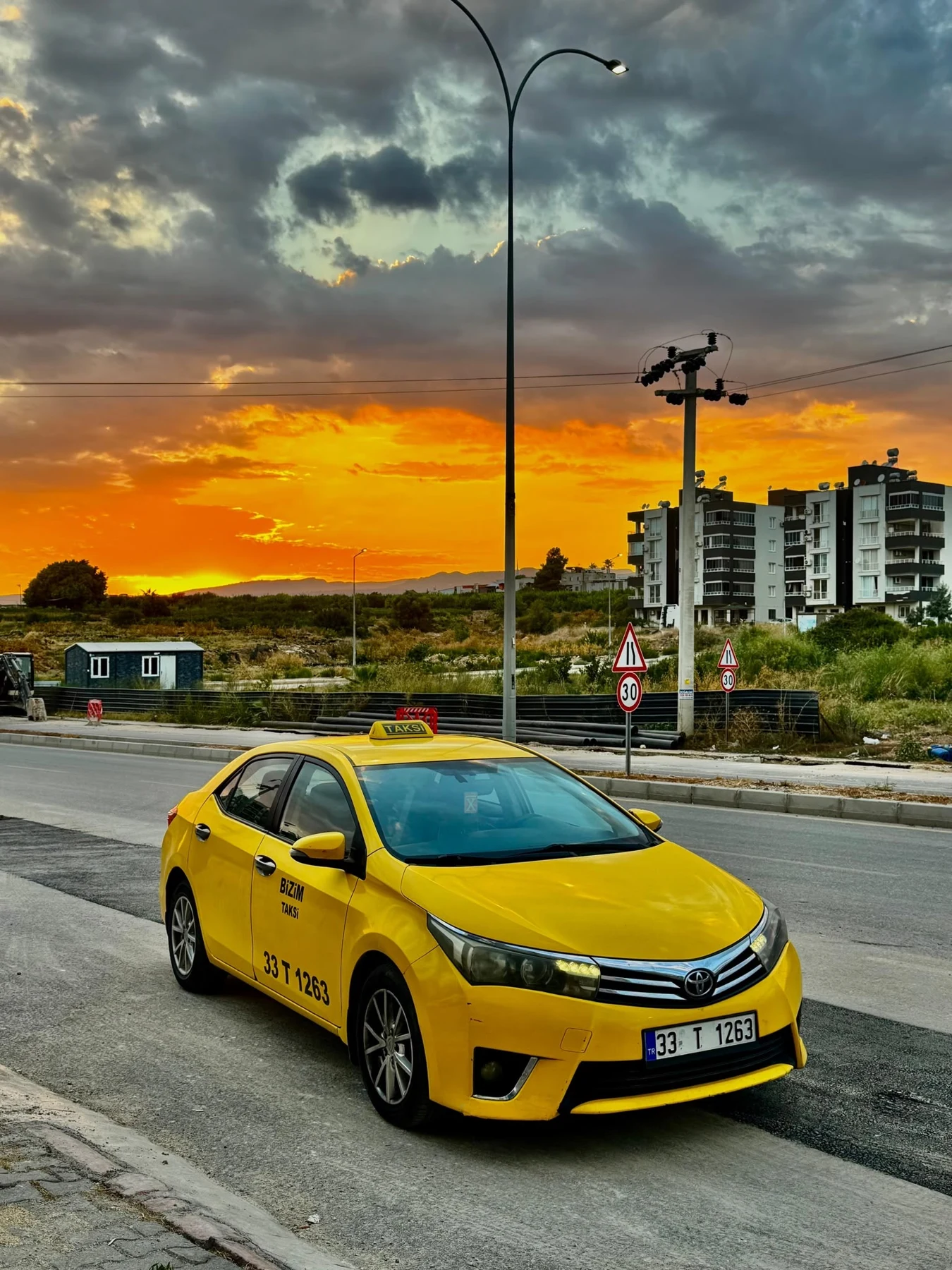 Mersin'de gün batımında sarı taksi